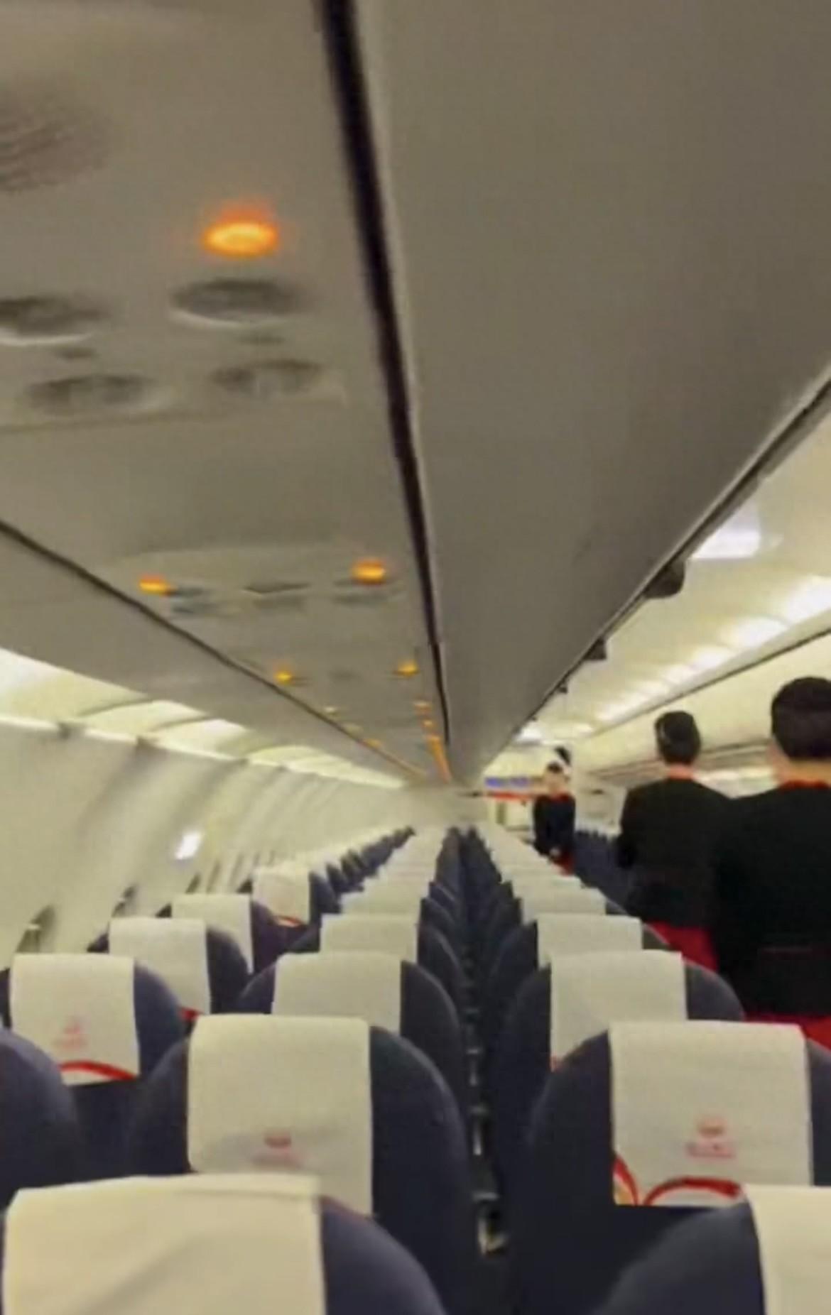 一遊客稱花200元幸運獨享一架客機從九寨溝飛成都，起飛前還接到客服電話“早點到隨到隨走”，川航客服回應