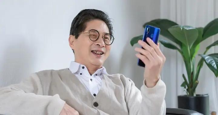 老年人手機成癮危害身心 科學干預助老人迴歸健康數字生活