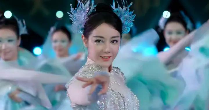 春晚名場面！王一博獲好評，易烊千璽墊肩搶鏡，熱巴讓人認不出