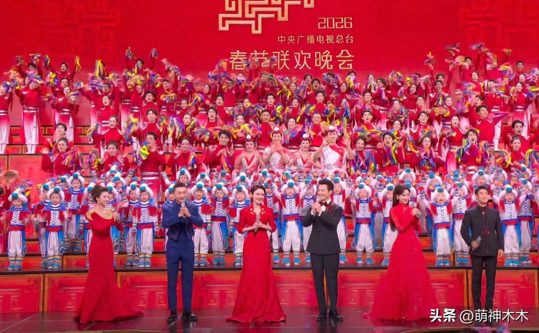 馬年春晚主持人狀態好真實！劉心悅小虎牙搶鏡，撒貝寧曬黑了