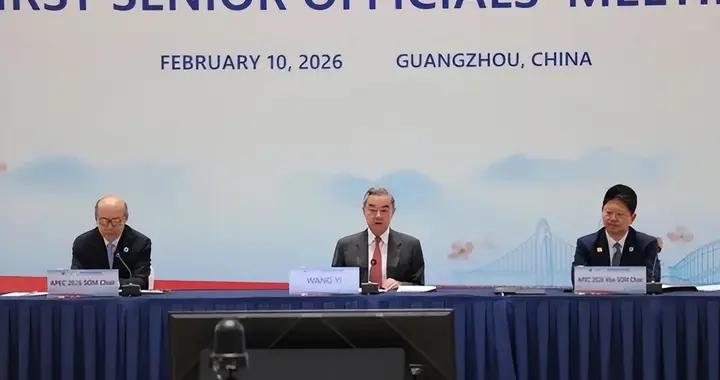 與日官員握手後，王毅登機離國，中日或能再見面，但高市已等不及