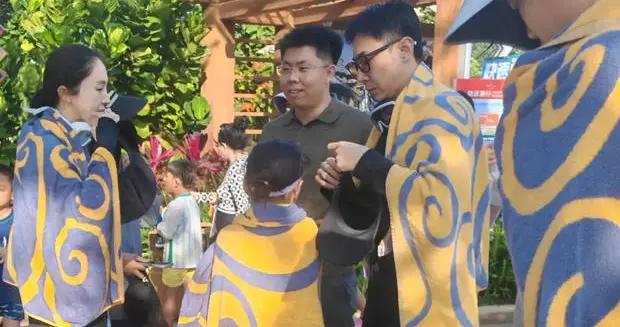 董璇與老公張維伊帶女兒三亞度假！小酒窩似出水芙蓉好漂亮