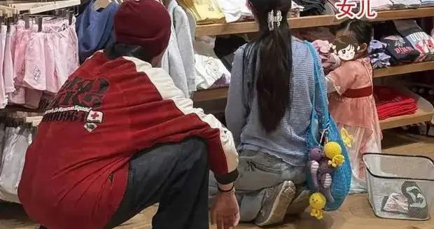 向佐郭碧婷帶女兒逛街買衣服！5歲向芷穿漂亮裙子很可愛