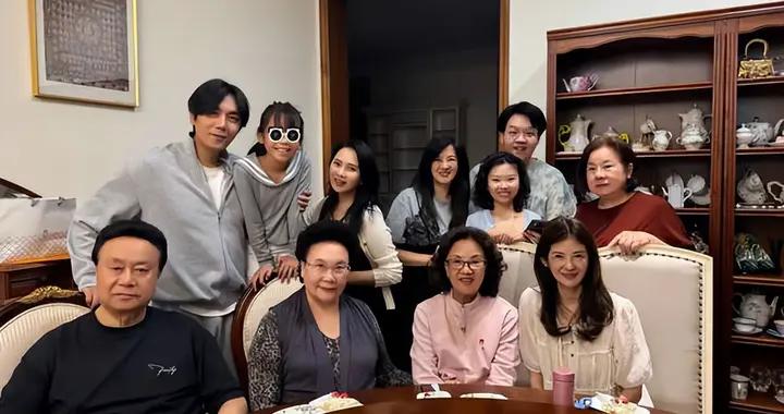 伊能靜曬家人合照慶祝情人節！與老公秦昊同框比心好甜蜜