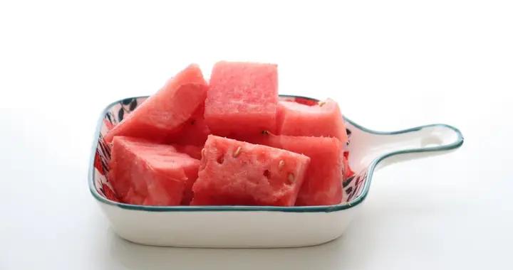 喫西瓜要注意！補水解暑功效好，這些禁忌得記牢