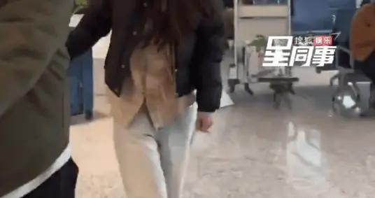 楊穎帶着兒子現身上海機場！小海綿坐在行李箱上乖巧可愛