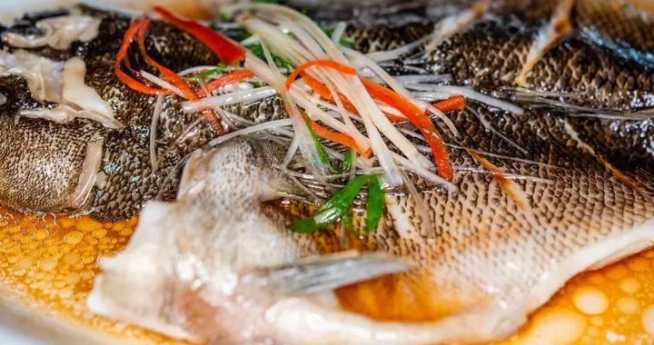 清蒸鱸魚蒸幾分鐘最嫩？改刀和料汁祕訣是啥？家常做法超正宗