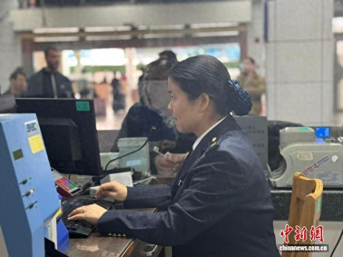 （新春走基層）一個鐵路售票員的春運暖心堅守：高峯時日均處理700筆業務