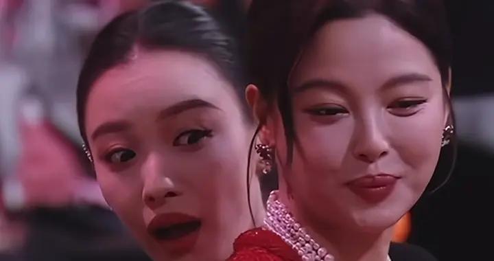 楊冪換座越扒越有！辛芷蕾倪妮聊天，嘴型疑似談座位，表情太精彩