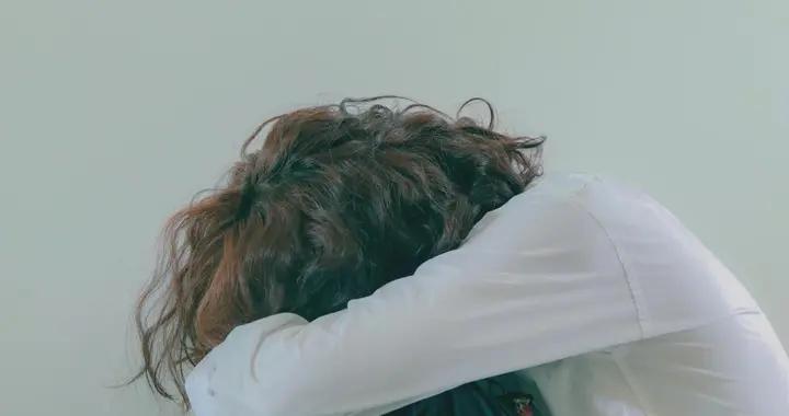 缺愛與安全感缺失，容易導致抑鬱症