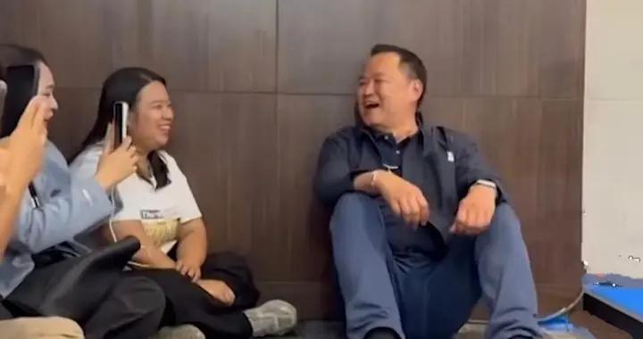 阿努廷又選上了，他特意回家告訴父母，這些年他會來事才獲得支持