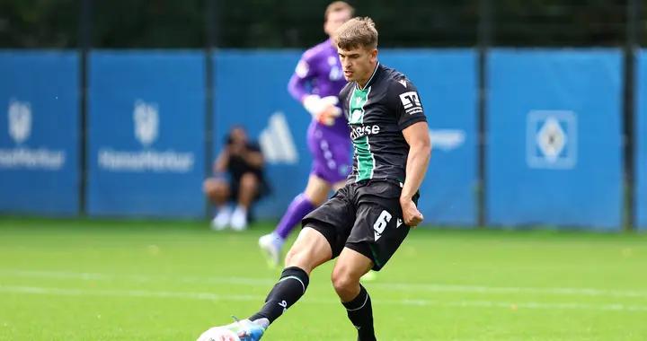 離譜到家了！德乙中衛剛傷愈本要首發，但賽前換衣服時又拉傷背部