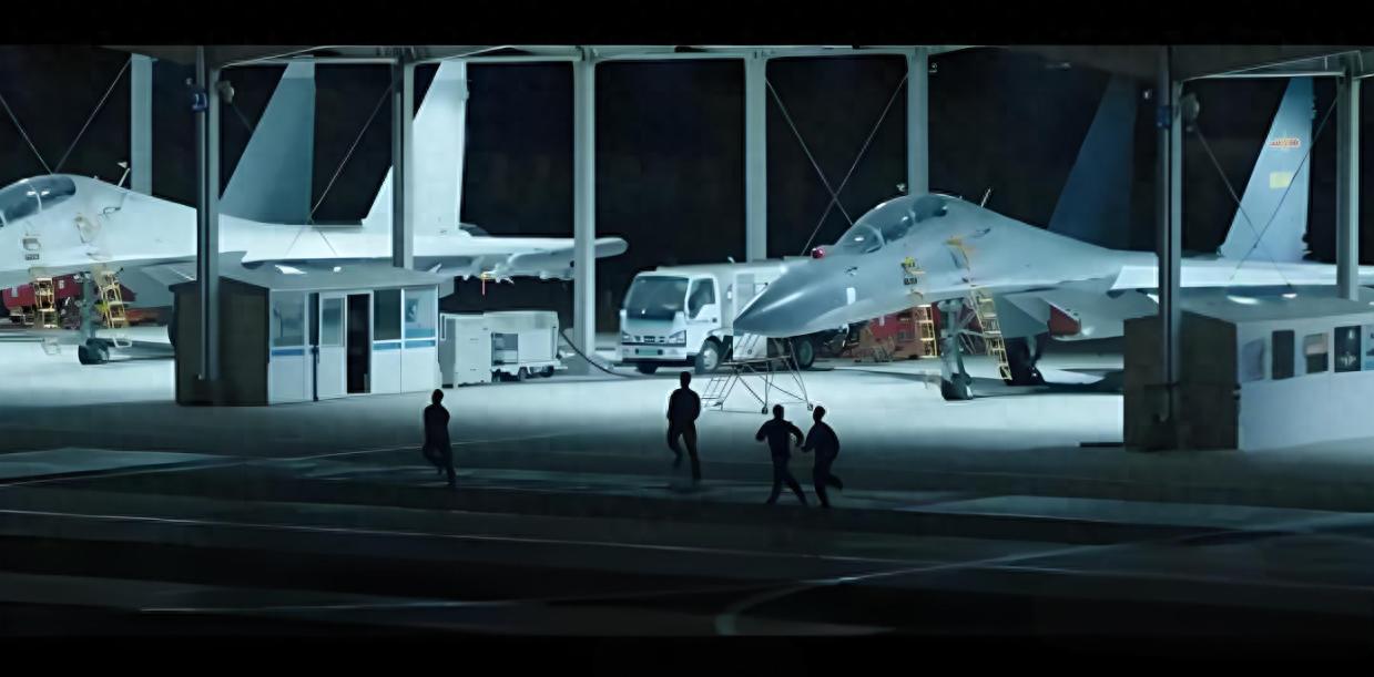 “海空雄鷹”再現空中拼刺刀！1對多緊咬不放，迫使外機離開