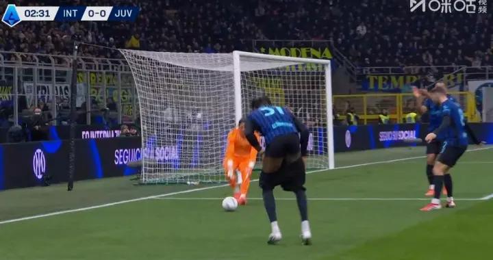 也是夠拼！比塞克單防斷下伊爾迪茲，摔倒時褲子都掉了