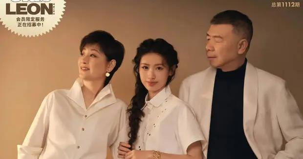 馮小剛徐帆與養女拍新春全家福！19歲徐朵扎麻花辮打扮靚麗