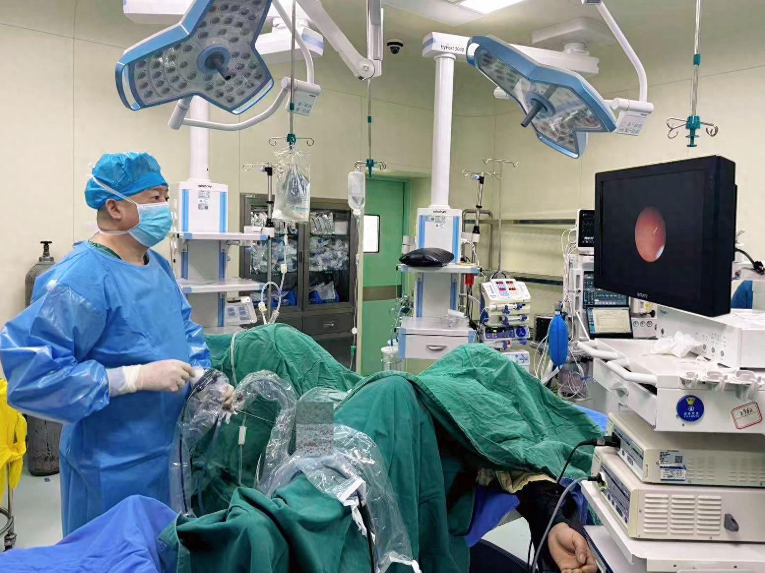 父親車禍進ICU，患者手術等不得！江夏醫生選擇先上手術檯