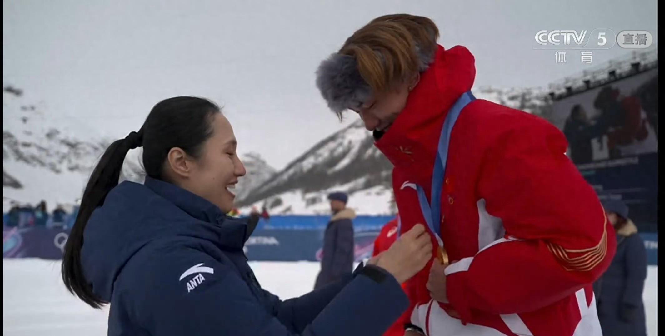 張虹爲蘇翊鳴頒獎，兩代冬奧傳奇同框！