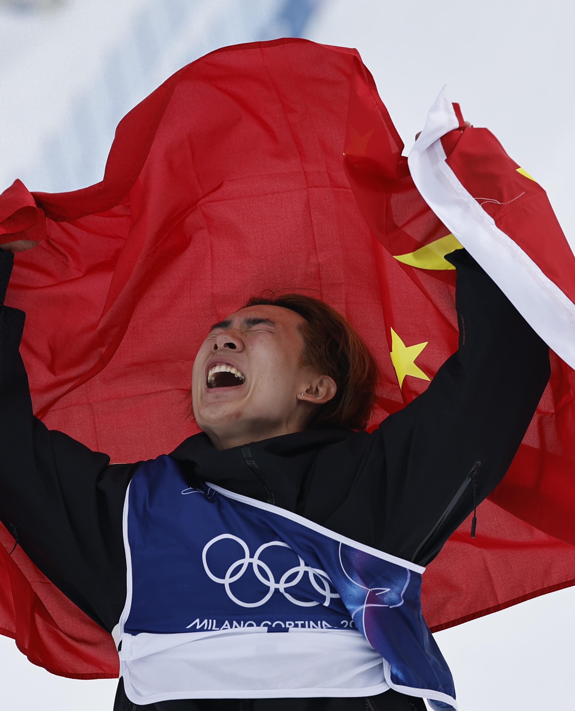 高清大圖｜現場來了！蘇翊鳴身披國旗激情慶祝