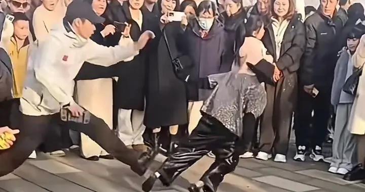 機器人跳舞摔倒 小夥查看時被一腳踢破臉，到底該怪誰？