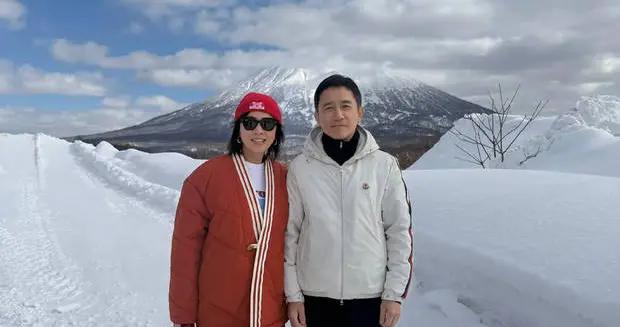 劉嘉玲曬與梁朝偉滑雪合照慶祝新年：祝大家馬年健康平安