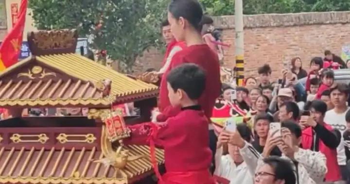 官方通報媽祖換童事件！網傳男孩是10歲女童，自行攀爬登轎沒擲杯