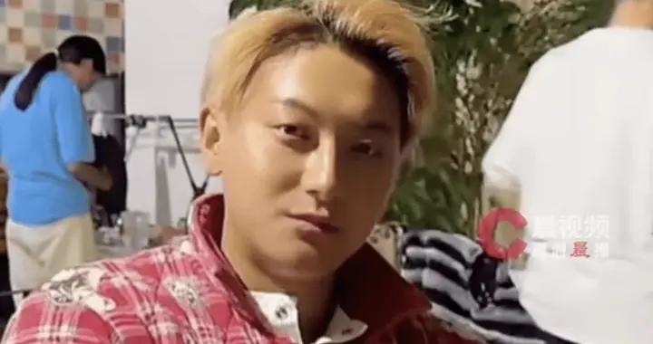 黃子韜回徐藝洋老家穿大花棉睡衣！網友：四川女婿都要穿“省服”