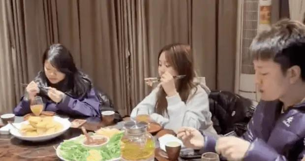 賈乃亮帶女兒和老家親戚聚餐！飯桌上被甜馨提醒不要喝氣泡水