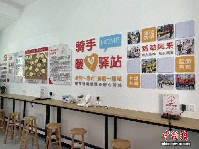 （新春走基層）外賣騎手阿成和他鏡頭裏的年味