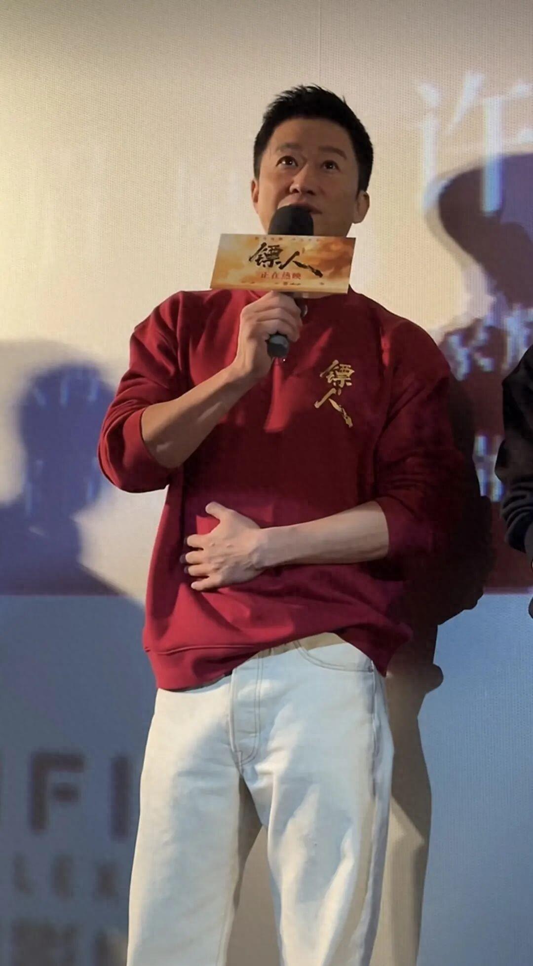 51歲吳京今天多次上熱搜！被網友質問：你這個年紀怎麼敢睡覺？