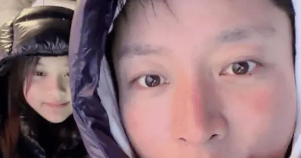 賈乃亮和女兒甜馨回東北過年！父女倆去冰雪大世界玩滑梯心情好