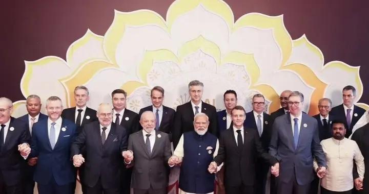 印度峯會合影莫迪站中間，馬克龍和盧拉來捧場，企業家合影有尷尬