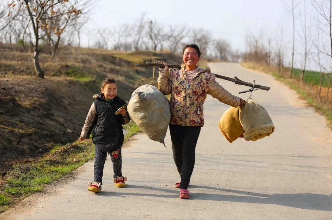 10年前被抓拍的河南母女找到了！家人發聲：妻子仍愛笑，她從廣東遠嫁，當時是從香菇大棚挑衣物回家洗，已跟拍攝者聯繫上