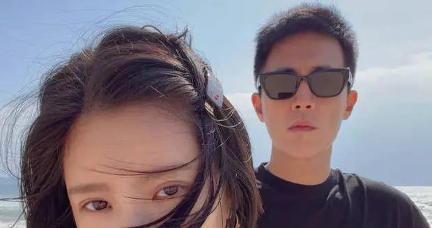 王燦與老公去海南度假！杜淳戴墨鏡站老婆身後似貼身保鏢