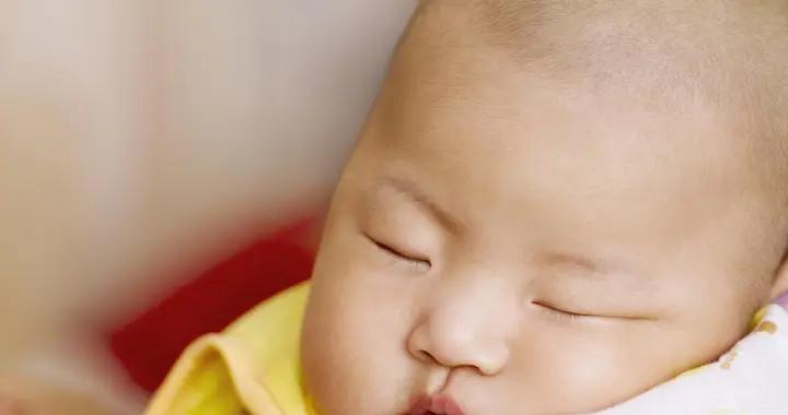 別再怪寶寶睡不沉！淺睡眠是成長必經階段，這樣做能加速改善