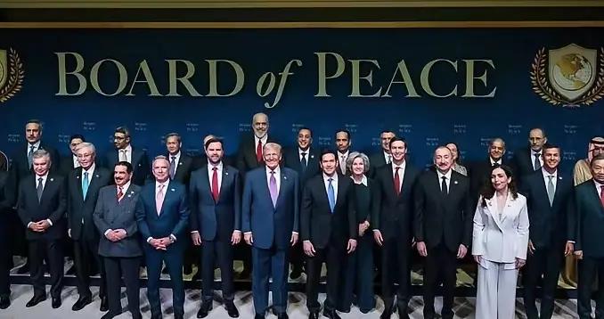 和平峯會合影，東道主5人站中間，多國來賓靠邊站，盟友都不去