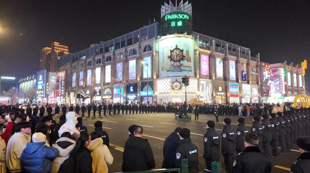 中央大街再現“最美人牆”！守護的是煙火氣，也是奔赴千里而來的你……