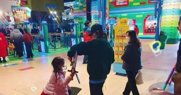 張若昀唐藝昕帶女兒逛樂高樂園被偶遇！畫面溫馨有愛