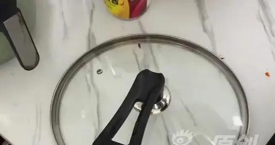 早晨起來發現饅頭少了三滷菜連盆端，她報警後在派出所喫上飯