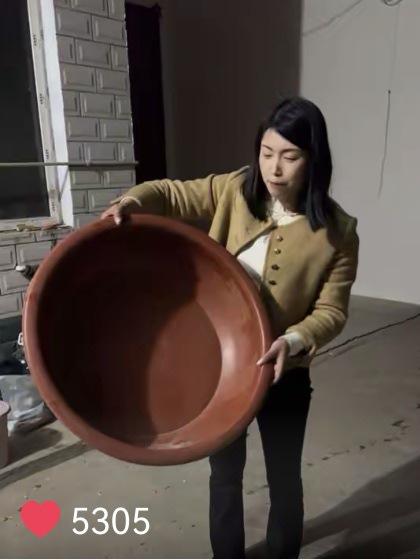 這個塑料盆用了40多年仍完好，主人：當年花6元錢買的，洗過澡洗過衣還淘過麥