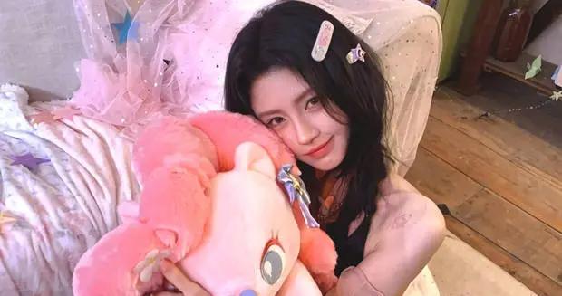 鞠婧禕甜系夢幻少女風穿搭美到犯規！嘟嘴賣萌可愛迷人