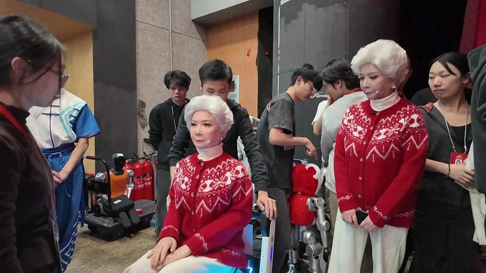 機器人集體亮相春晚後：“假蔡明”被送給了真蔡明，“春晚版熊貓”拍出近6萬元高價