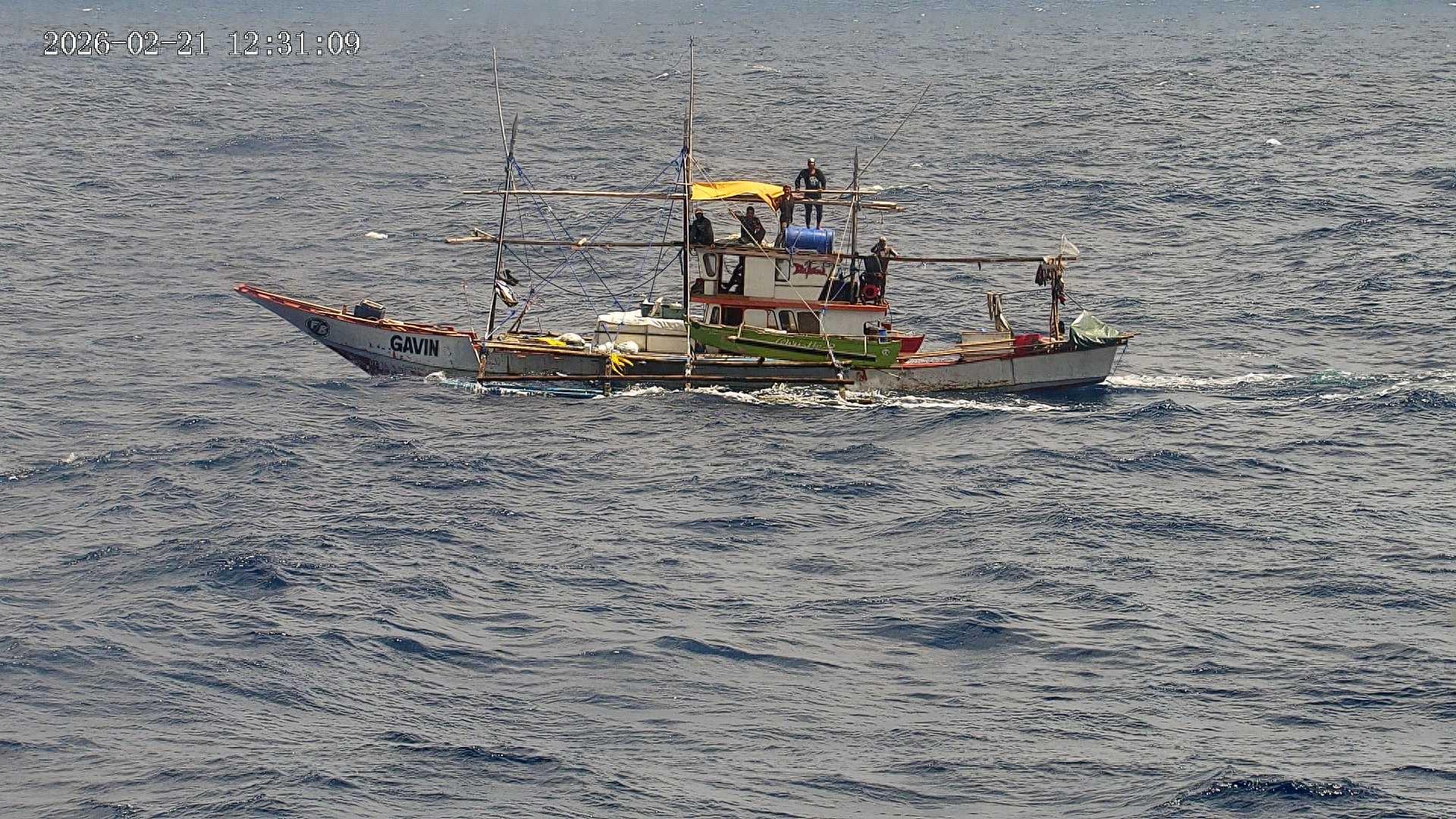 菲律賓多艘船隻集結侵闖黃巖島領海 我海警依法驅離