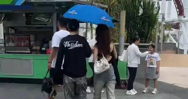 黃曉明疑似現身新加坡環球影城 與美女撐傘同行