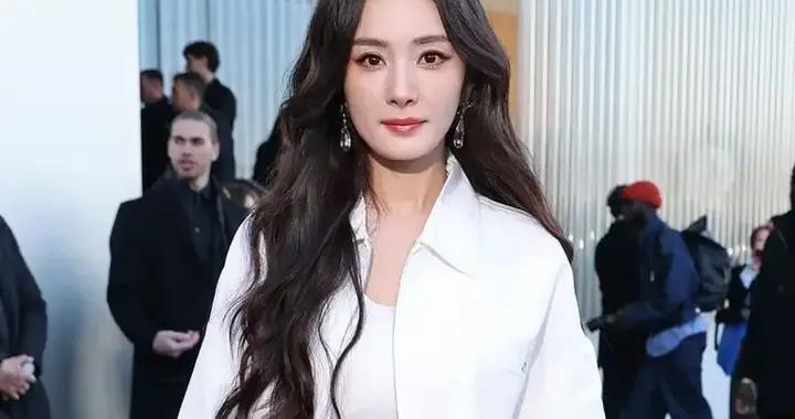 楊冪看秀待遇差！座駕不如韓星還跟新人坐一排，遭奢牌區別對待