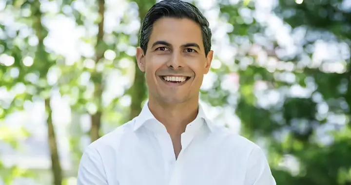 荷蘭首相耶滕39歲，他接見了冬奧運動員，國王和王后也來合影