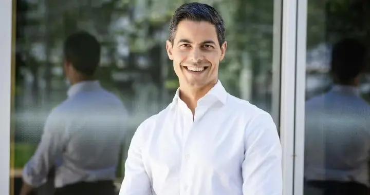 荷蘭的新首相叫耶滕，他39歲年輕帥氣，朋友是阿根廷的運動員