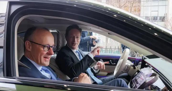 新款奔馳S級國內實車亮相，車標很亮眼，智駕找Momenta幫忙