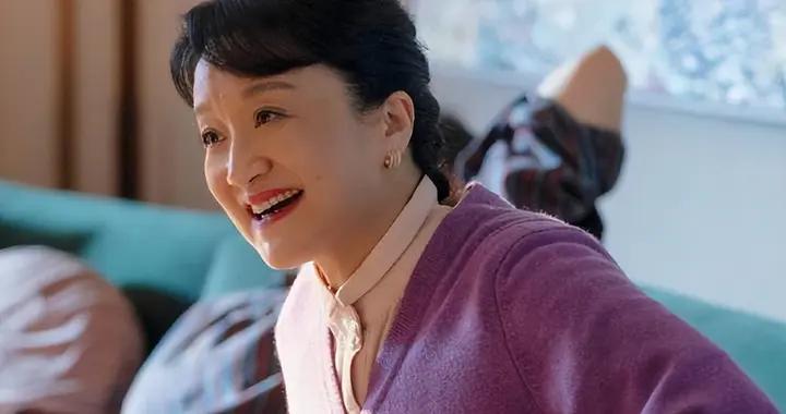 一箇中年女人穿得粉裏粉氣，衣服偏年輕化，一定是她的女兒長大了