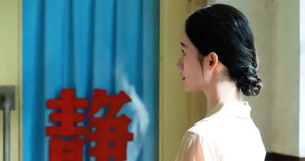 郭曉婷分享鏡頭之外的瞬間 笑容明媚氣質清新靈動