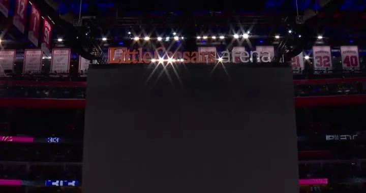 不如CBA！活塞主場大屏幕喇叭狂響不停 比賽一度被迫中斷！